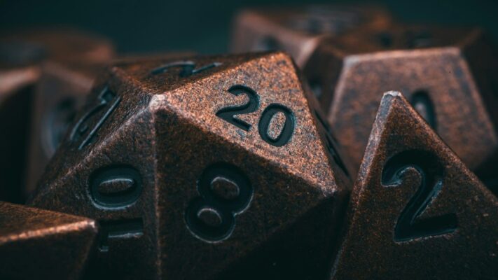 D&D sessie voorbereiden met close-up van twintigzijdige dobbelstenen voor spannende spelmomenten